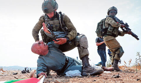 Israeli Soldiers Arrest 24 Palestinians in Hebron 
