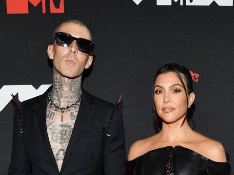 ترافيس باركر يقبّل قدم كورتني كارداشيان بحميمية..