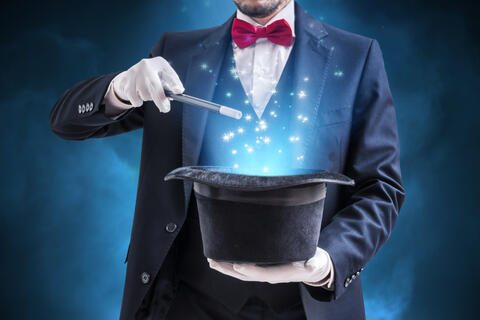 37 Tricks in One Minute: Magician Wins Two Guinness World Records