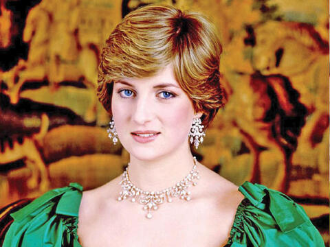 ميغان ماركل تتألق بالأزرق في حفل NAACP.. وتختار مجوهرات حماتها الراحلة الأميرة ديانا