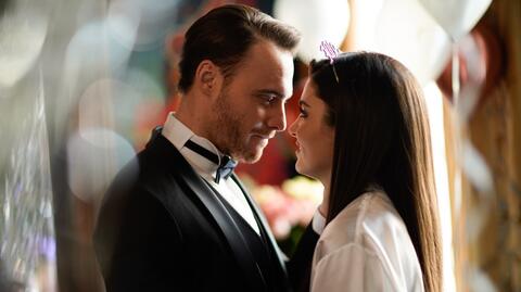 Kerem Bürsin and Hande Erçel Welcome 2022 With a Wedding Plan and Having Children