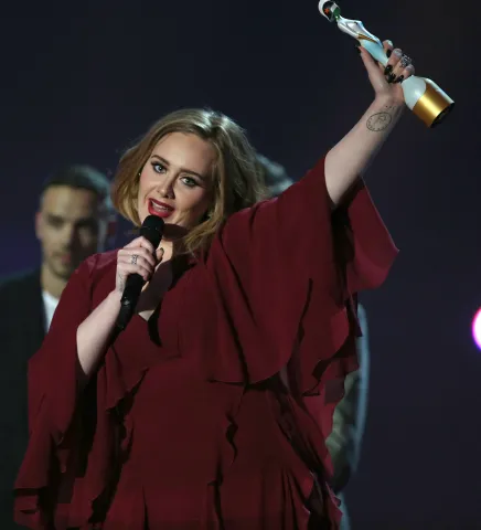 أديل تحتفل بفوزها بالنصيب الأكبر من جوائز Brit Awards.. وخاتمها الألماسي يثير الجدل