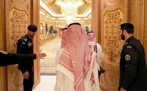 ما حقيقة خطوبة ابن مستشار في الديوان الملكي السعودي من فاشنيستا شهيرة