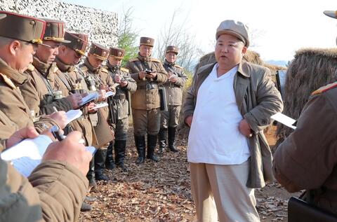 زعيم كوريا الشمالي ينتقد تراخي المسؤولين إزاء تفشي كورونا