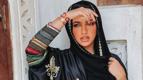 صورة كوب ستاربكس تشعل الجدل بين متابعي نجلاء الودعاني.. ما القصة؟