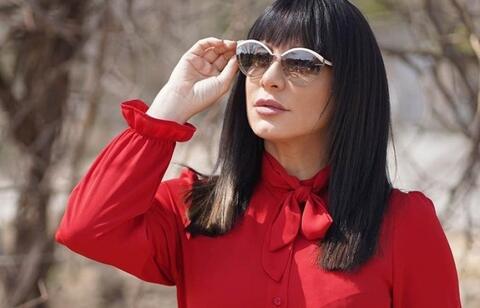 سلاف فواخرجي تستعرض رشاقتها بالأسود اللامع