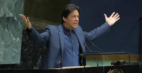 باكستان.. عمران خان يهدد الحكومة بمسيرة يشارك فيها الملايين