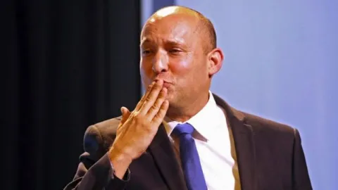 بينيت يعتزل السياسية