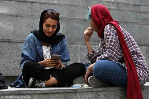 الحجاب يقسم ايران