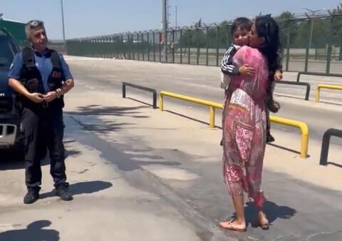 لحظة لقاء المذيعة الأردنية أحلام العجارمة بطفلها المخطوف في تركيا