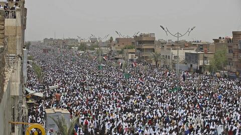 بغداد.. حشود كبيرة في صلاة الجمعة تبرز قوة الصدر