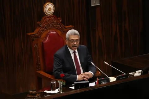 رئيس سريلانكا يفر من البلاد بطائرة عسكرية