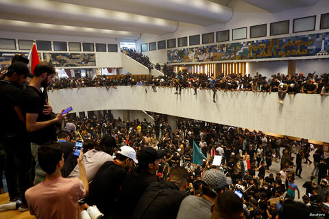 تعطيل الدوام الرسمي في العراق.. أنصار الصدر يواصلون الاعتصام داخل البرلمان