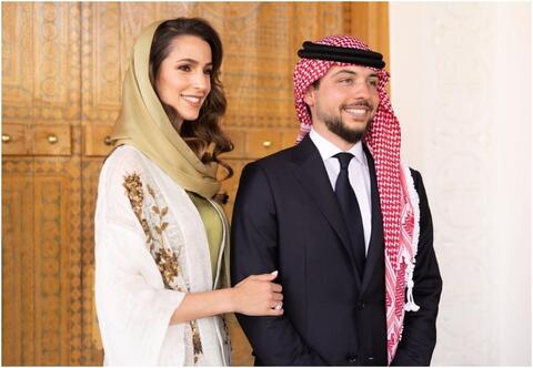 شاهد الصور الرسمية لـ الأمير الحسين وعروسه رجوة آل سيف بعد الخطوبة