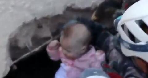 يحبس الأنفاس.. فيديو انقاذ رضيعة من تحت انقاض عمارة اللويبدة