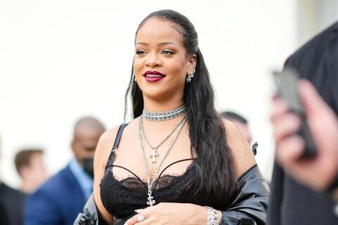 ريهانا تقدّم عرض سيريالي إباحي لمجموعة Savage X Fenty.. وظهور مثير لجوني ديب