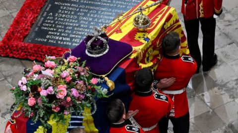 أسرار إكليل زهور جنازة الملكة اليزابيث الثانية