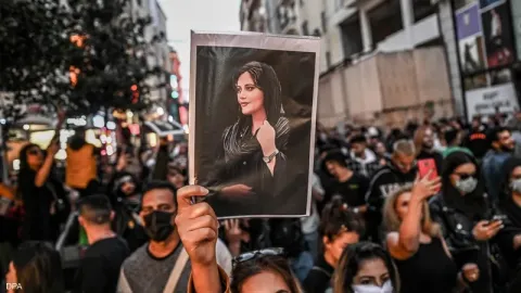 منع والد مهسا أميني من الحصول على سجلات وفاتها