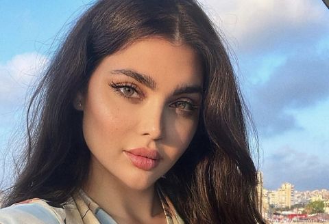 اللبنانية قمر و ابنتها في أحدث جلسة تصوير و بالمايوه