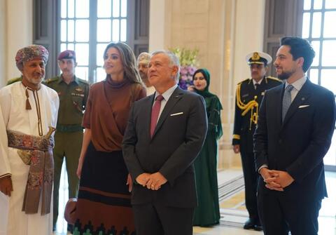 زوجة سلطان عُمان تخطف الأنظار خلال لقاءها بالملكة إليزابيث (صور)