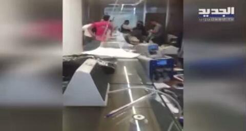 لبناني يقتحم مصرفا في بيروت ويحرر وديعته (فيديو)