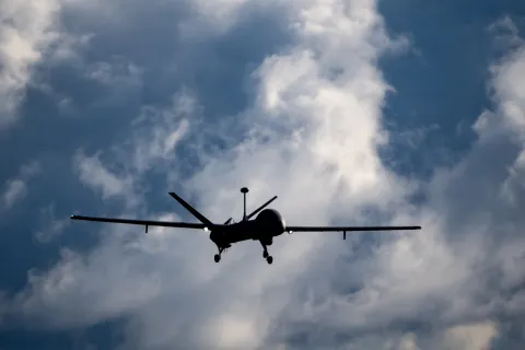 الدفاعات الجوية الروسية تسقط طائرات مسيرة فوق مياه