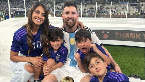 ميسي وزوجته في لقطات رومانسية حميمية احتفالاً بكأس العالم.. العائلة أولًا