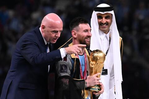 رئيس برشلونة يهنىء ميسي بفوزه بكأس العالم
