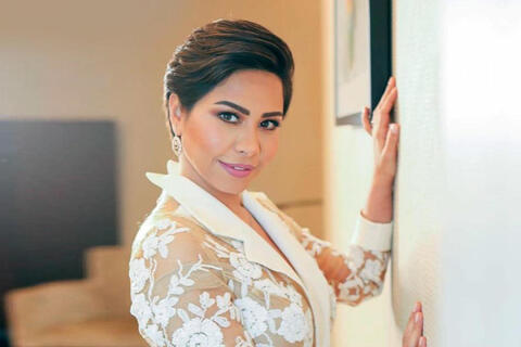 شيرين عبدالوهاب ترقص بشكل غير طبيعي مع حسام حبيب.. وتثير قلق جمهورها