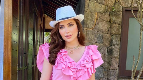 نسرين طافش تبدع بغناء اللهجة الخليجية في جلسة أمام البحر