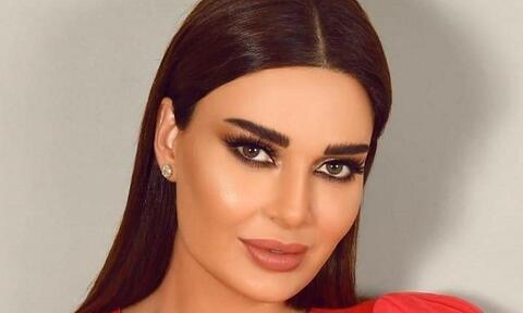 سيرين عبد النور تودع العام بإطلالة أنيقة و جريئة