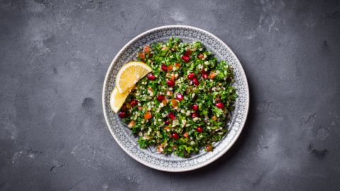 طريقة عمل التبولة الحمراء خطوة بخطوة