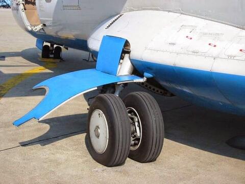 فصل مسؤول تبول على راكبة في الطائرة