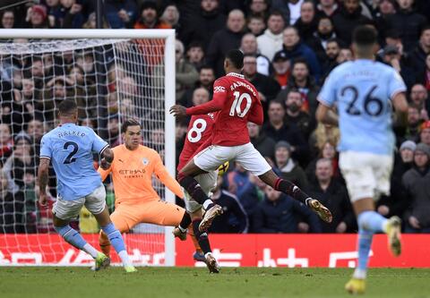 مانشستر يونايتد يضاعف من مشاكل مان سيتي ويهزمه في قمة الدوري الإنجليزي
