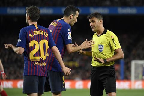 الكشف عن حكم مباراة برشلونة وريال سوسيداد في ربع نهائي كأس الملك