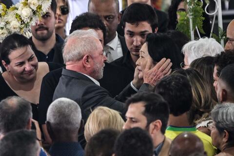 Brazil says final farewell to 'King' Pele