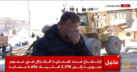 شاهد: مراسل الجزيرة صهيب الخلف ينهار باكيا من هول كارثة الزلزال