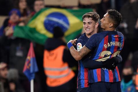 برشلونة يسحق إشبيلية ويبتعد عن ريال مدريد في صدارة الليغا