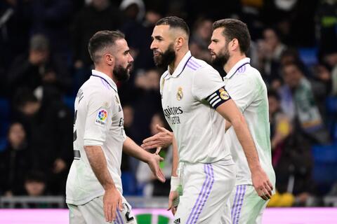 أنصار ليفربول يطلقون الألعاب النارية في الثانية صباحًا بجوار فندق ريال مدريد (فيديو)