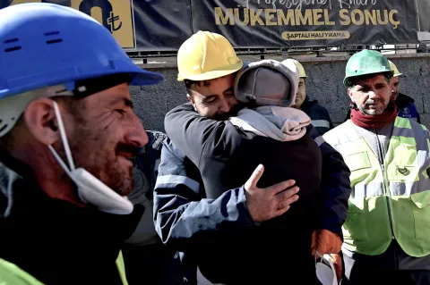 انتشال 3 احياء من تحت الركام في تركيا