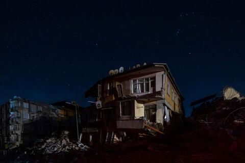 Is blue lightening linked to earthquakes?
