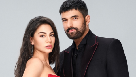 Demet is naked in the shower in new trailer
