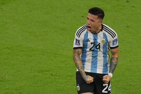 رسمياً: تشيلسي يتعاقد مع إينزو فيرنانديز مقابل 121 مليون يورو