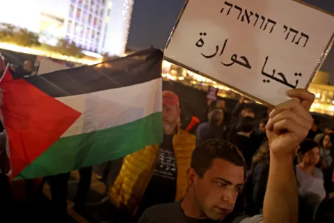 متظاهرون يهتفون ضد