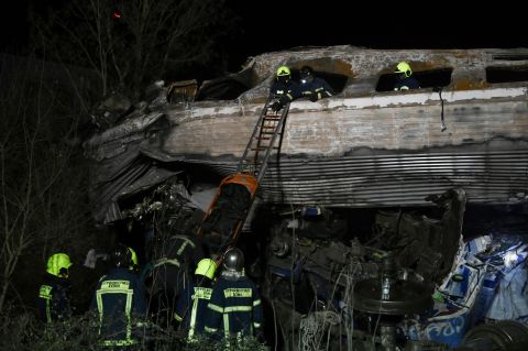 32 قتيلا و85 جريحا بحادث اصطدام قطارين في اليونان