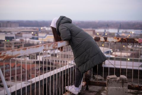 Woman jumps off balcony after quake dream 