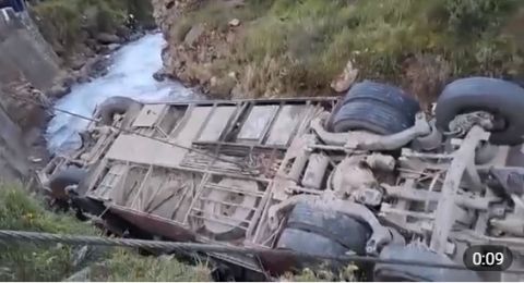 مقتل 10 أشخاص وإصابة 25 بتحطم حافلة في بيرو