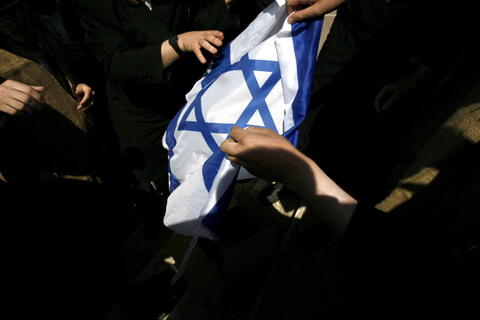 اليونانيون يحرقون العلم الاسرائيلي ويهاجمون فريق 