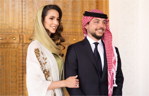  الصور الأولى لبطاقة زفاف ولي العهد الأردني الحسين ورجوة آل سيف
