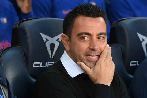 تشافي يدخل قائمة تاريخية بعد فوز برشلونة بالدوري الإسباني